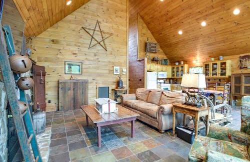Republican Grove Casa | 12 Mi to Staunton River Nathalie Cabin with Deck