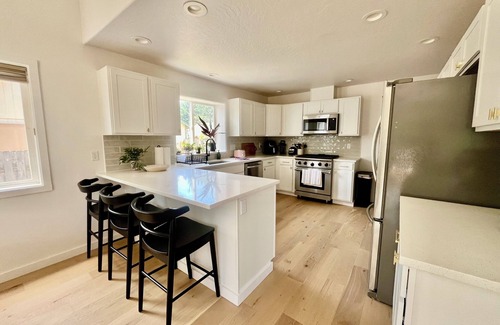 Central Oregon Casa | 12 mins UO, Autzen, 10min airport, Hot tub, Fire pit!