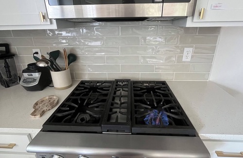 Central Oregon Casa | 12 mins UO, Autzen, 10min airport, Hot tub, Fire pit!