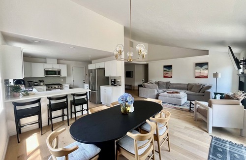 Central Oregon Casa | 12 mins UO, Autzen, 10min airport, Hot tub, Fire pit!