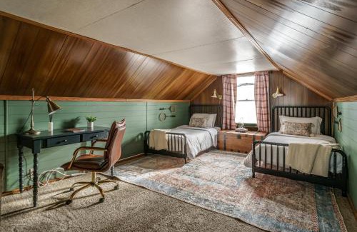 South Bend Casa | 12-mins walk to ND - BBQ I Old Money Sports Glam - Pet Friendly!