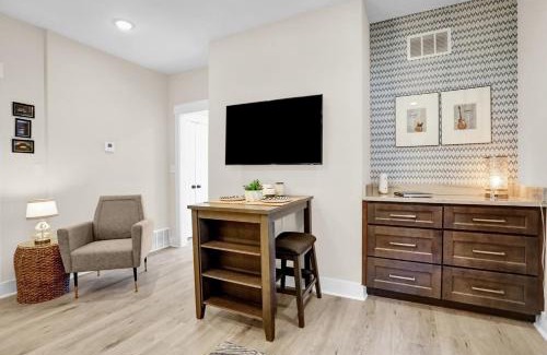 Midtown Apartamento | 12 Minutes to Elvis, Classic 1900s Revitalized