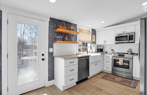 Midtown Apartamento | 12 Minutes to Elvis, Classic 1900s Revitalized