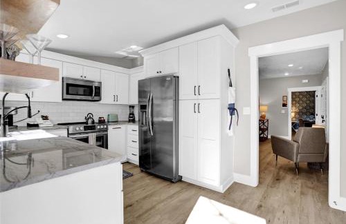 Midtown Apartamento | 12 Minutes to Elvis, Classic 1900s Revitalized