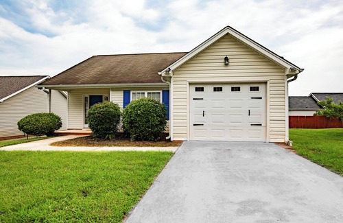 Greensboro Casa | 12 minutes to Wet 'n Wild Water Park! Family-sized 3 bedroom cozy happy home!
