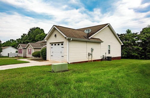 Greensboro Casa | 12 minutes to Wet 'n Wild Water Park! Family-sized 3 bedroom cozy happy home!