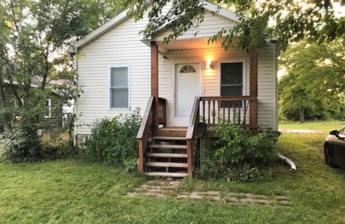 Pontiac Cabaña | 12 Myra Ave · Relaxing Cottage by the Lake + Parking