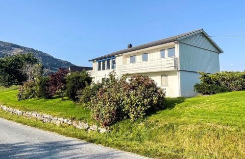 Davik Casa | 12 person holiday home in Davik