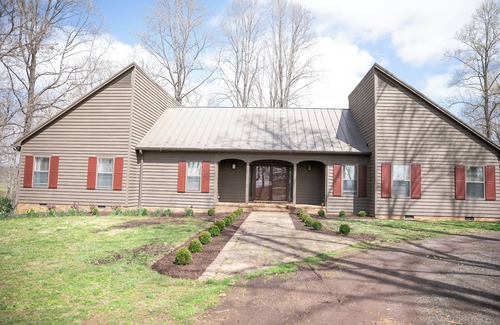 Castleton Casa | 12-Person House with Hot Tub on Spectacular Estate