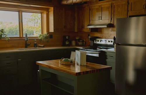 Gleason Cabina | 12 Person Log Cabin w/Hot Tub by UTV/Snowmobile Trails