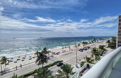 Central Beach Condominio | 1201 W S 1 Bedroom Condo by RedAwning