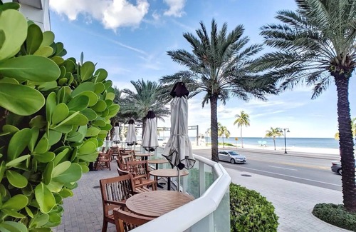 Central Beach Condominio | 1201 W S 1 Bedroom Condo by RedAwning