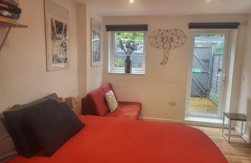 Bishop's Stortford Apartamento | 121 Studio - Central Studio Apartment, Terrace & Full Kitchen - Airport & Train Shuttle