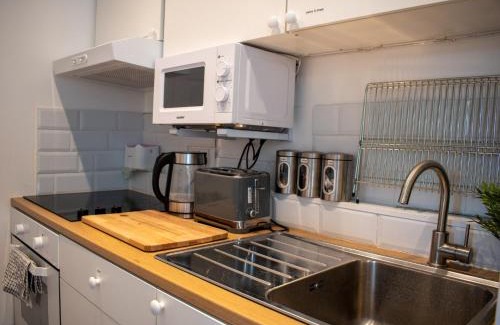 Bishop's Stortford Apartamento | 121 Studio - Central Studio Apartment, Terrace & Full Kitchen - Airport & Train Shuttle
