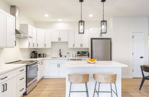 Lake Stevens Casa | 122 - Stylish Family Retreat