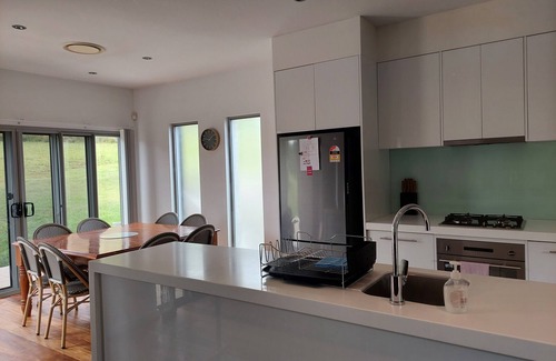 East Tamworth Casa | "123 Fitzroy" 4 B/room townhouse overlooking East!