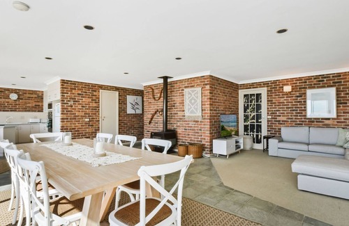 Boomerang Beach Casa | 124 Boomerang Drive - Pacific Palms Holidays