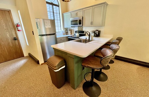 Hidden Valley Apartamento | ☀️ Elegant Summer Escape w/Pool Access & Outdoor Adventures 🏊‍♀️🎣