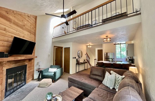 Hidden Valley Apartamento | ☀️ Elegant Summer Escape w/Pool Access & Outdoor Adventures 🏊‍♀️🎣