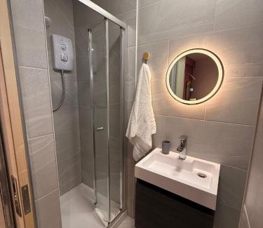Cradley Apartamento | 124B Modern Suite 1 bedroom apartment