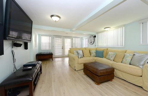 Avalon Casa | 124CL 124 Claressa Ave
