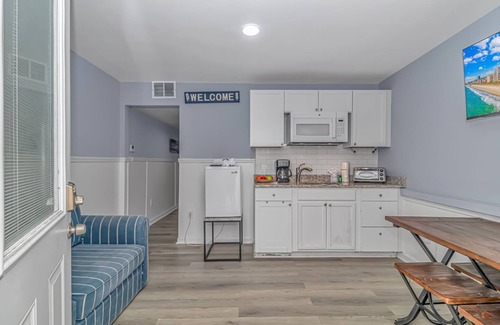 Garden City Condominio | 125 Atlantic Avenue Unit D - Pet Friendly! Walk To the Beach and Pier! 1BR -1BA - Sleeps 2-4 guests!