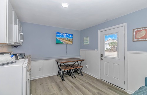 Garden City Condominio | 125 Atlantic Avenue Unit D - Pet Friendly! Walk To the Beach and Pier! 1BR -1BA - Sleeps 2-4 guests!