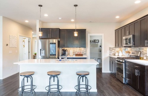 Kent Casa | 125 - Deluxe & Spacious~Gym~Hot Tub