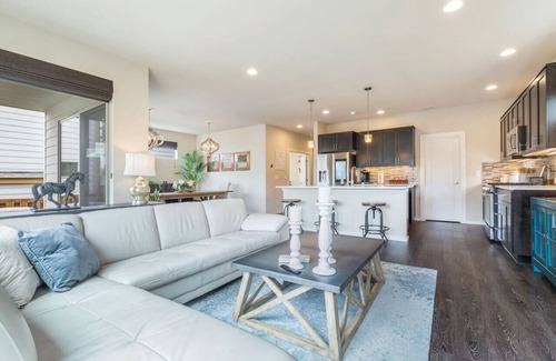 Kent Casa | 125 - Deluxe & Spacious~Gym~Hot Tub