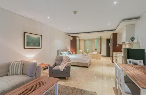 Casuarina Apartamento | 126 Santai - Ground Floor Studio Apartment by uHoliday