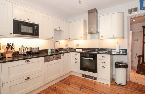 Dartmouth Apartamento | 13 Above Town