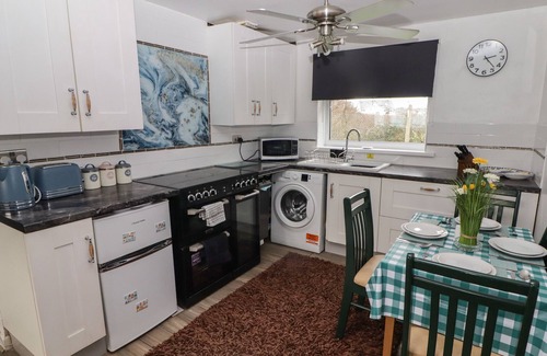 Scurlage Cabaña | 13 GOWER HOLIDAY VILLAGE, pet friendly, with a garden in Scurlage