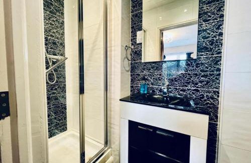 Prestwich Casa | 13 Guests - Free Parking - Manchester House