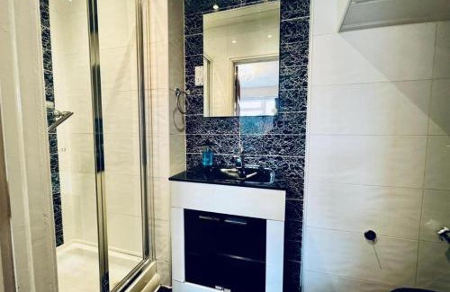 Prestwich Casa | 13 Guests - Free Parking - Manchester House
