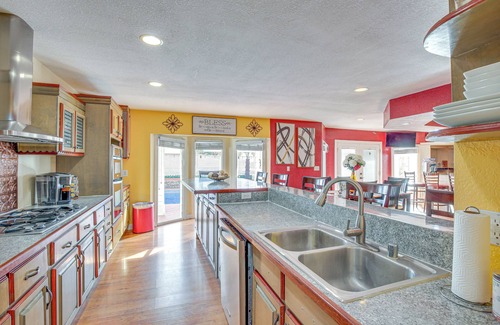 Biggs Field Apartamento | 13 Mi to Downtown El Paso: Home w/Game Room & Bar