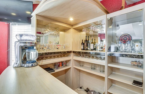 Biggs Field Apartamento | 13 Mi to Downtown El Paso: Home w/Game Room & Bar