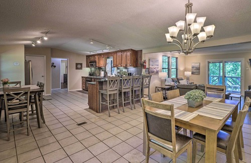 Royal Casa | 13 Mi to Hot Springs: Serene Royal Home w/ Deck!