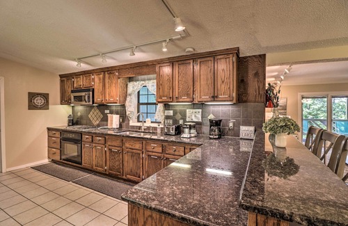 Royal Casa | 13 Mi to Hot Springs: Serene Royal Home w/ Deck!