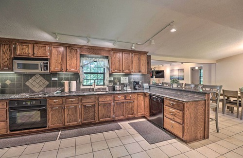 Royal Casa | 13 Mi to Hot Springs: Serene Royal Home w/ Deck!