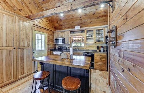 Hiawassee Cabina | 13 Mi to Lake Chatuge: Hiawassee Cabin w/ Views!