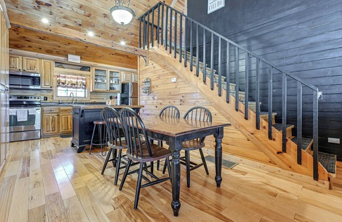 Hiawassee Cabina | 13 Mi to Lake Chatuge: Hiawassee Cabin w/ Views!