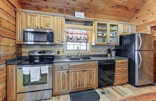 Hiawassee Cabina | 13 Mi to Lake Chatuge: Hiawassee Cabin w/ Views!
