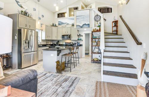 Panama City Casa | 13 Mi to St Andrews State Park Cabin with Patio!