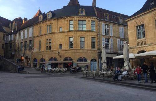 Sarlat-la-Caneda Historic Center Apartamento | 130 m² Apartamento ∙ 4 habitaciones ∙ 7 huéspedes