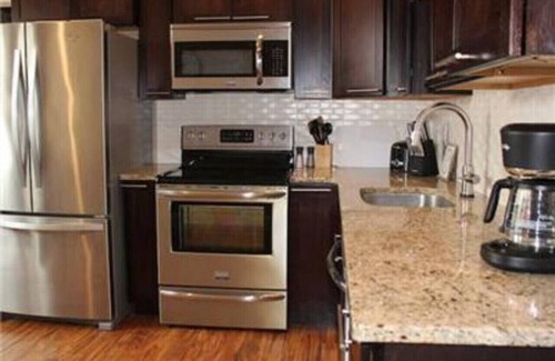 Vine Apartamento | 131 Cedar 1 · Enchanting 2BR Haven | Downtown Kalamazoo Gem