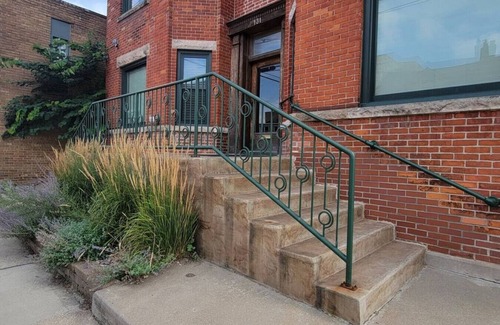 Vine Apartamento | 131 Cedar 1 · Enchanting 2BR Haven | Downtown Kalamazoo Gem