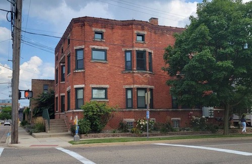 Vine Apartamento | 131 Cedar 1 · Enchanting 2BR Haven | Downtown Kalamazoo Gem