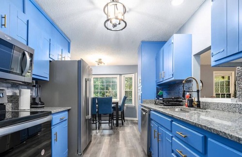 Huntsville Casa | 13115 Chaney Thompson CAL MTR · {Urban Oaks} Dual Masters/4 Bedrooms/Air Hockey