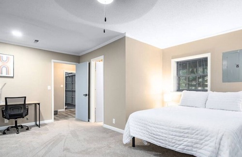 Huntsville Casa | 13115 Chaney Thompson CAL MTR · {Urban Oaks} Dual Masters/4 Bedrooms/Air Hockey
