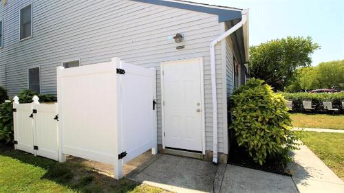 Village Green Casa | 1350 A Wisconsin Ave